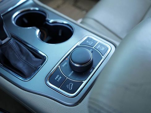 Used 2020 Jeep Grand Cherokee Overland AWD/4WD image 27