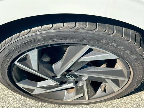 Used 2024 Hyundai Elantra Limited FWD image 9