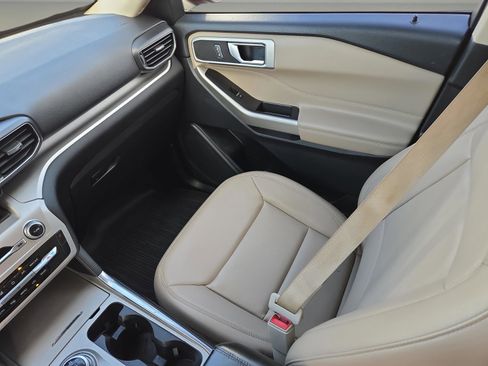 Used 2022 Ford Explorer XLT w/ Equipment Group 202A image 16