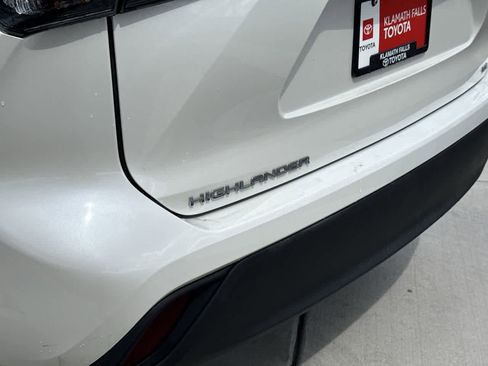 Used 2021 Toyota Highlander LE image 9