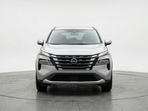 Used 2025 Nissan Rogue SV image 2