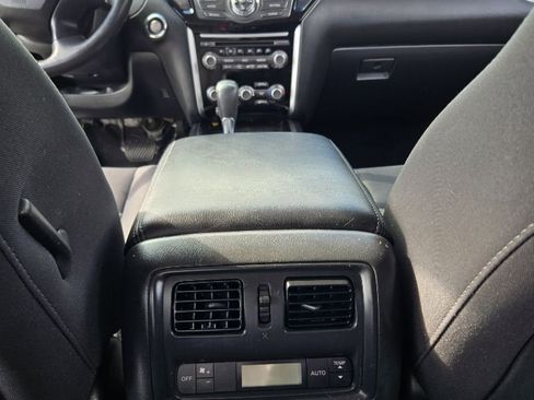 Used 2019 Nissan Pathfinder SV image 15