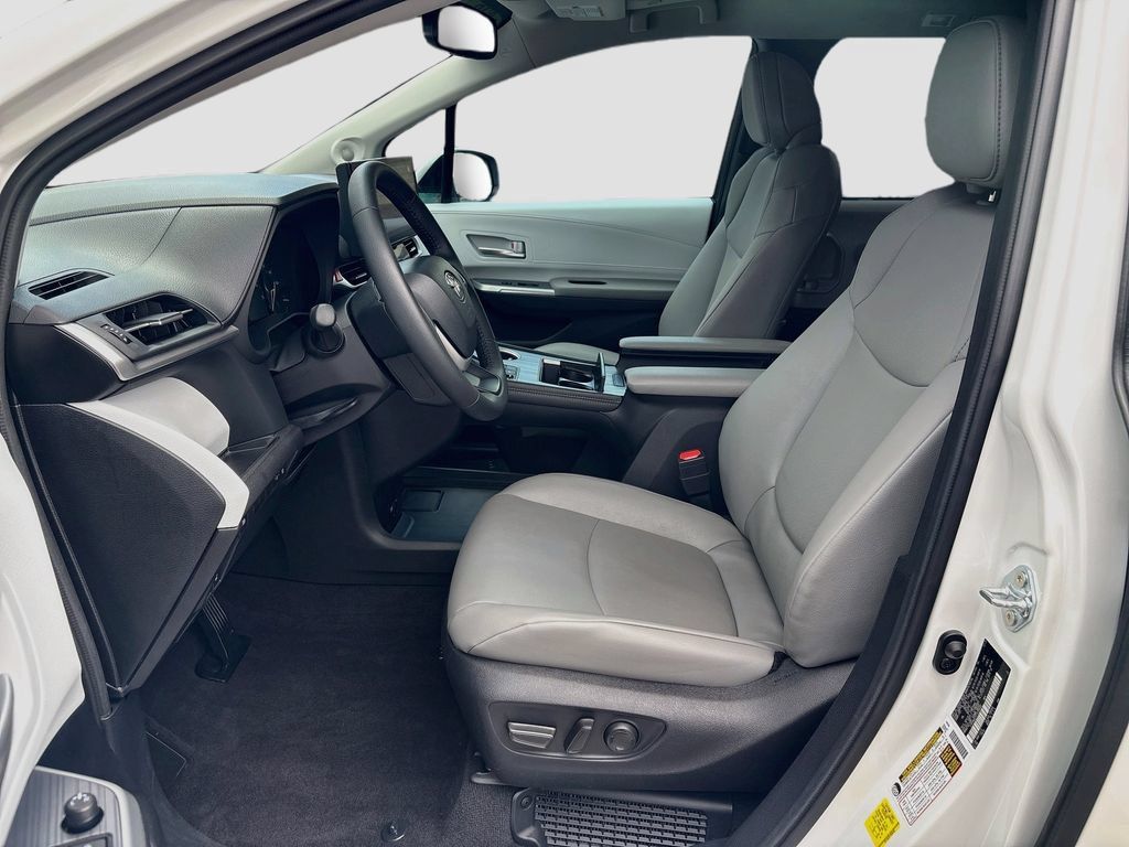 Certified 2026 Toyota Sienna XLE FWD image 19