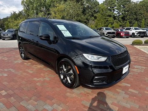 Used 2025 Chrysler Pacifica Limited FWD image 38