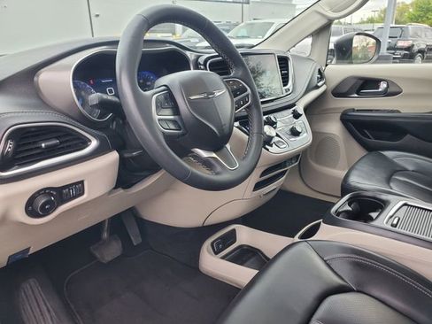 Used 2023 Chrysler Pacifica Touring-L AWD/4WD image 14
