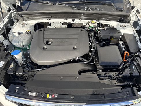 Used 2025 Volvo XC40 B5 Core image 36