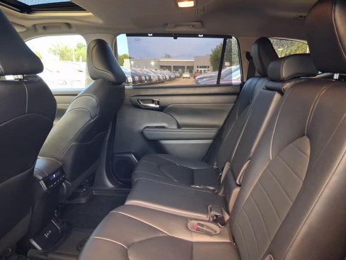 Used 2023 Toyota Highlander XLE FWD image 6