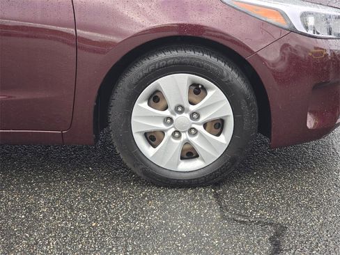 Used 2017 Kia Forte LX image 2