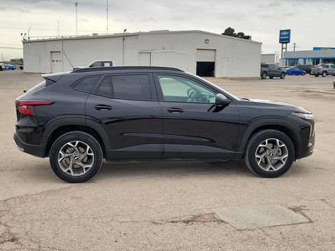 Used 2025 Chevrolet Trax LT FWD image 9