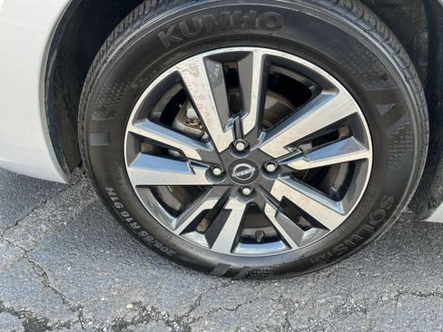 Used 2025 Nissan Versa SV FWD image 28