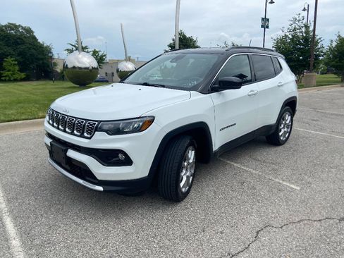 Used 2025 Jeep Compass Limited AWD/4WD image 1