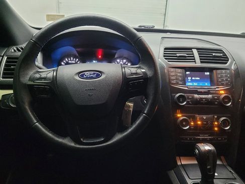 Used 2018 Ford Explorer XLT image 22