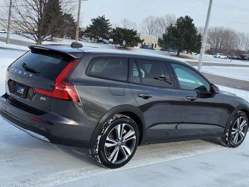 Used 2025 Volvo V60 B5 Cross Country Plus image 10