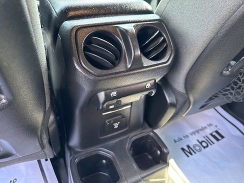 Used 2024 Jeep Wrangler Rubicon image 25