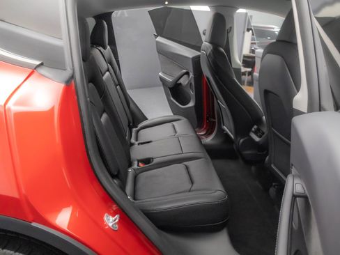 Used 2022 Tesla Model Y Long Range image 32