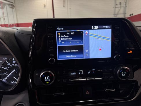 Used 2021 Toyota Highlander XLE FWD image 28