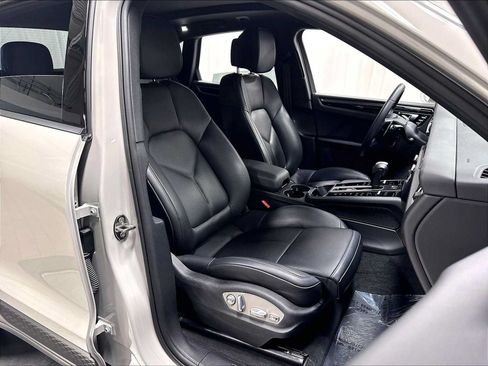 Used 2025 Porsche Macan AWD/4WD image 29