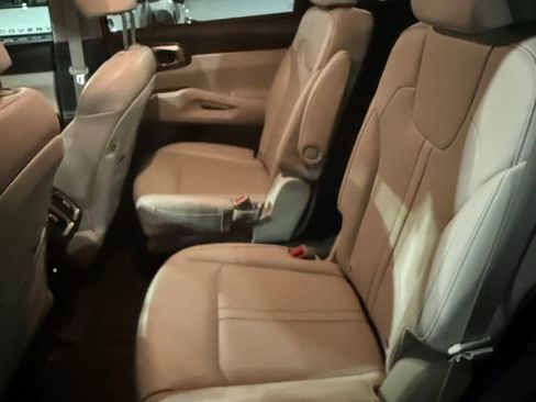 Certified 2024 Kia Sorento EX image 10