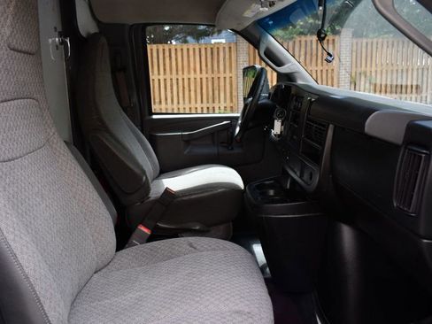 Used 2017 GMC Savana 4500 image 30