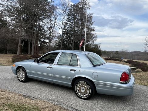 Used 2004 Ford Crown Victoria image 7