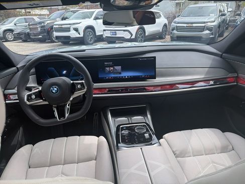 Used 2025 BMW i7 eDrive50 w/ M Sport Package RWD image 27