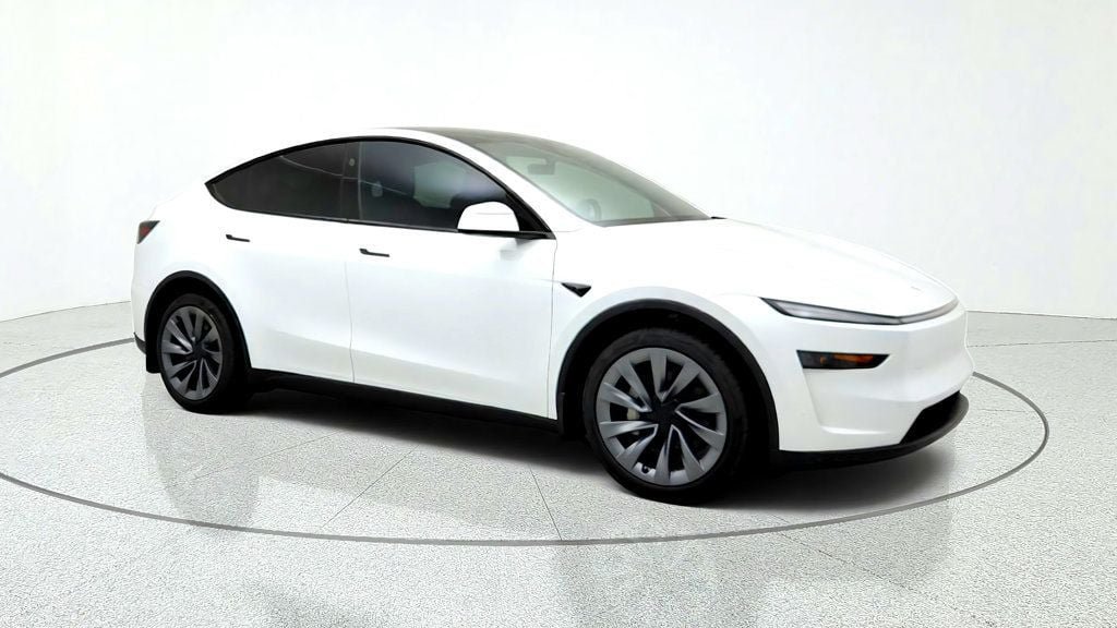 Used 2026 Tesla Model Y Long Range RWD image 3