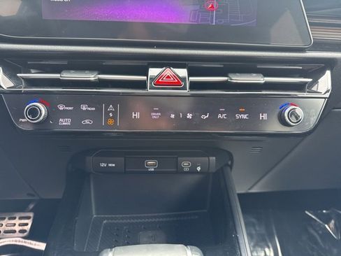 Used 2023 Kia Niro SX Touring image 16