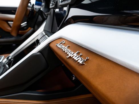 Used 2019 Lamborghini Urus image 24