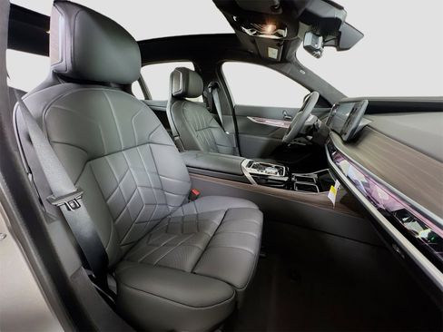 New 2025 BMW i7 xDrive60 image 30