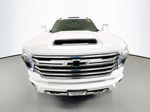 Used 2024 Chevrolet Silverado 3500 High Country w/ High Country Premium Package image 3