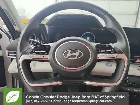Used 2025 Hyundai Elantra Limited FWD image 21