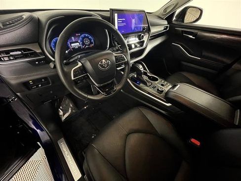 Used 2024 Toyota Highlander Limited image 13