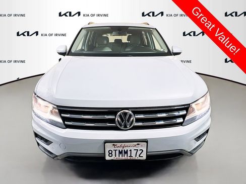 Used 2018 Volkswagen Tiguan SE w/ Panoramic Sunroof Package FWD image 2