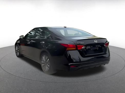 Used 2025 Nissan Altima 2.5 SV FWD image 11