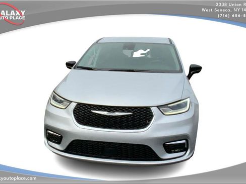 Used 2024 Chrysler Pacifica Touring-L image 2