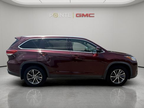 Used 2019 Toyota Highlander XLE AWD/4WD image 6