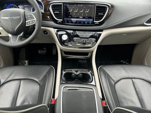 Used 2024 Chrysler Pacifica Limited image 12
