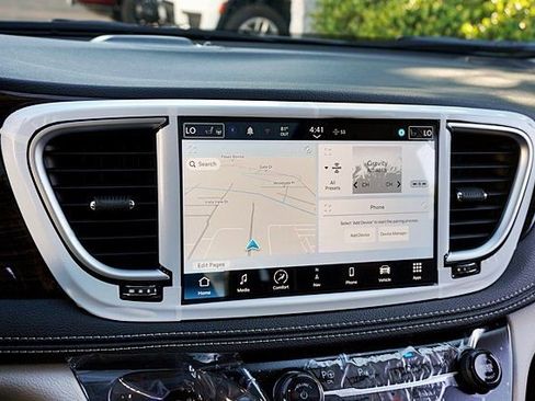 New 2023 Chrysler Pacifica Limited image 34