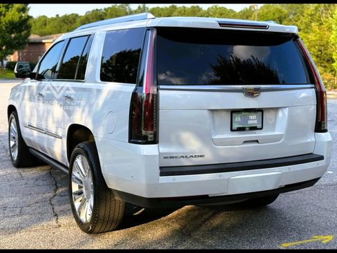Used 2019 Cadillac Escalade Platinum image 16