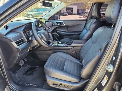 Used 2025 Mitsubishi Outlander SE image 16