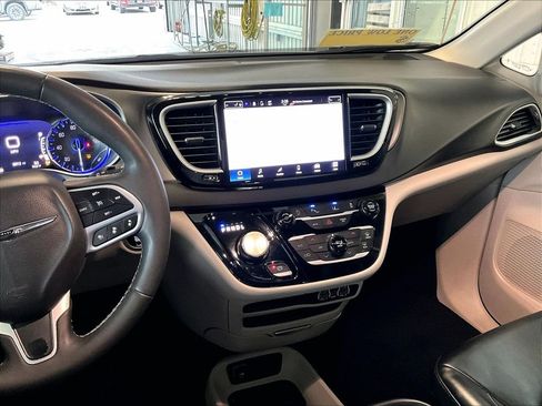 Used 2023 Chrysler Pacifica Touring-L FWD image 19