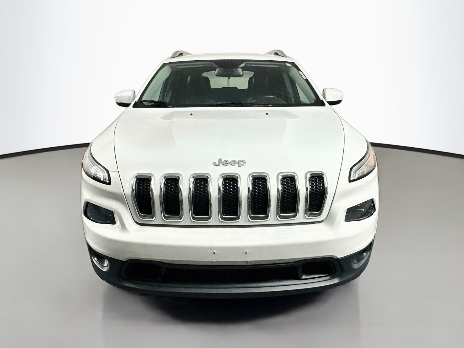 Used 2018 Jeep Cherokee Latitude Plus w/ Cold Weather Group AWD/4WD image 2
