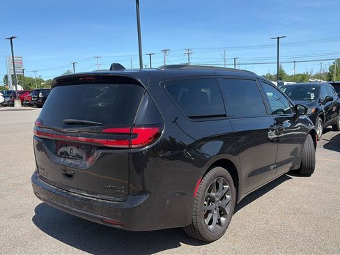Used 2022 Chrysler Pacifica Limited w/ S Appearance Package AWD/4WD image 2
