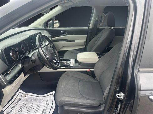Used 2022 Kia Carnival LX image 9