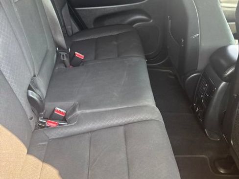 Used 2019 Jeep Grand Cherokee Laredo w/ Security & Convenience Group AWD/4WD image 17