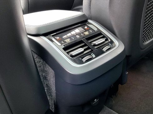 Used 2024 Volvo XC90 B6 Plus image 10