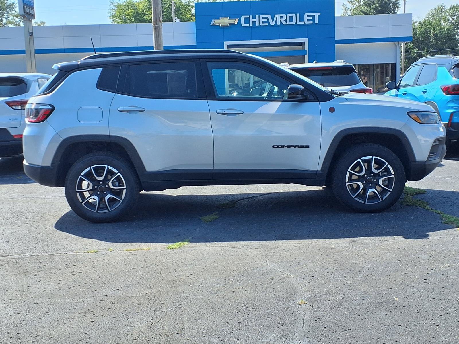 Used 2025 Jeep Compass Trailhawk AWD/4WD image 2