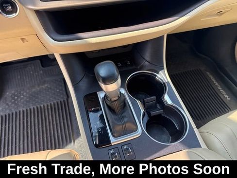 Used 2017 Toyota Highlander XLE AWD/4WD image 12