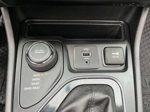 Used 2019 Jeep Cherokee Limited AWD/4WD image 40