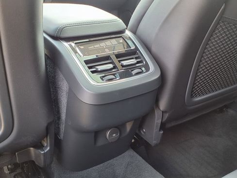 Certified 2023 Volvo XC60 B5 Ultimate w/ Climate Package FWD image 19